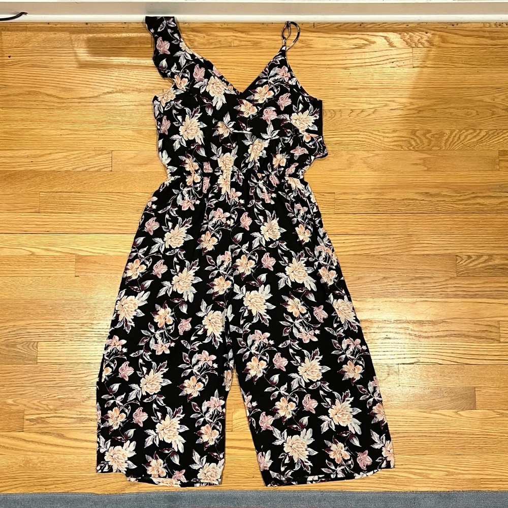 Floral jumpsuit with unique detailing. Xhilaration size L